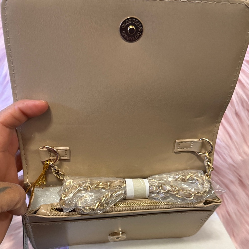 bebe Raelynn Metal Gold Ribbed Crossbody Bag - Picture 4 of 7